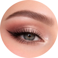 Sourcils sculptés, regard parfaitement maîtrisé